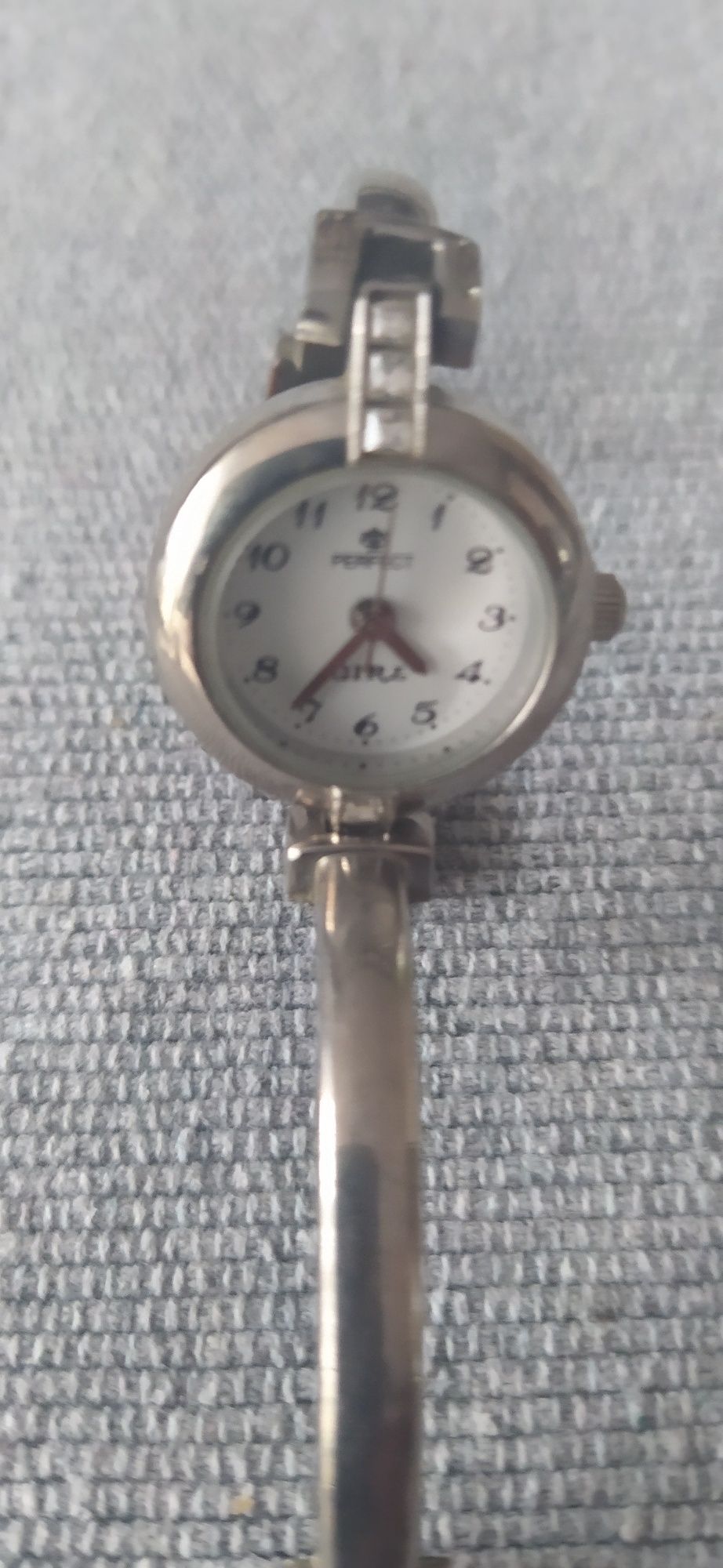 Zegarek damski koloru srebrnego