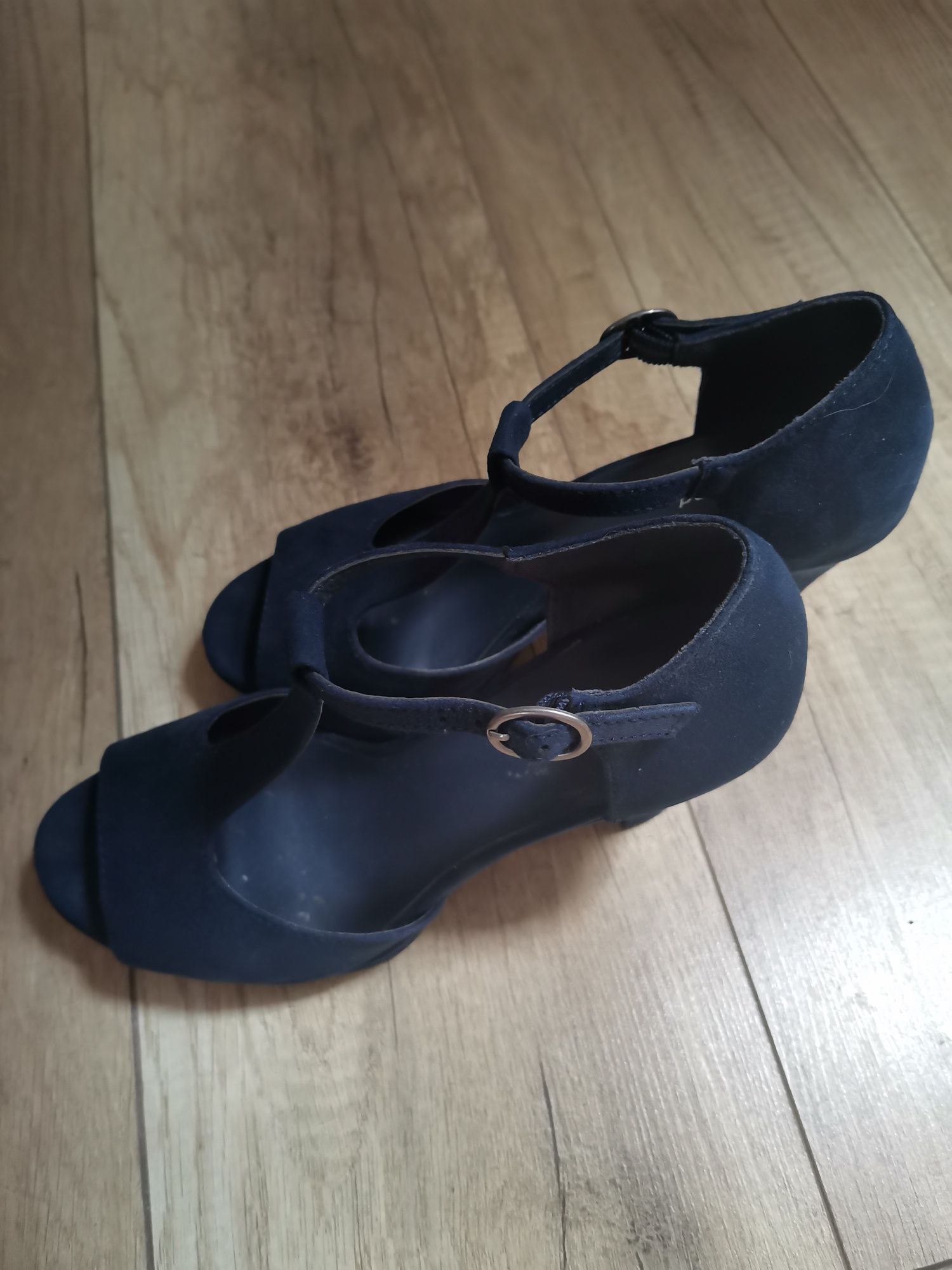 Granatowe buty na lato