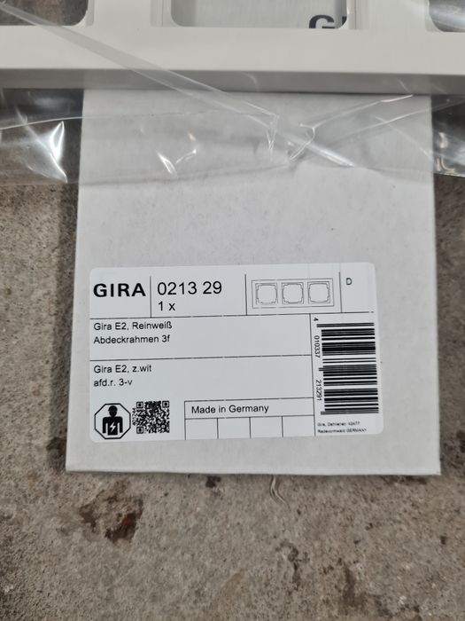 Ramka potrójna Gira E2 biały połysk nr. kat. 021329
Producent: