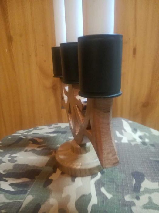 Канделябр на три свічки у формі тризуба з гранатометних гільз 40 мм.