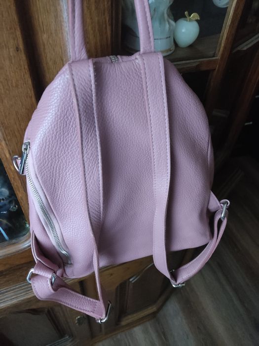 Продам женскую кожаную( натуральная кожа) вместительную сумку,рюкзак.