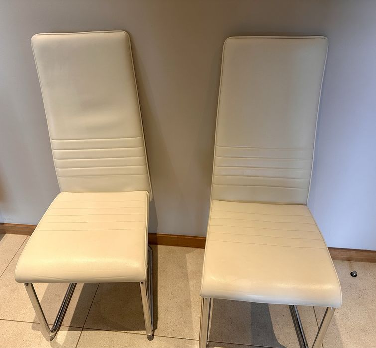 2 cadeiras brancas costas altas