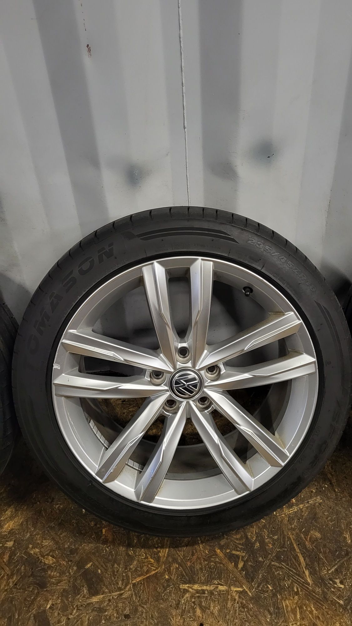 Alufelgi Vw 18 5x112 z oponami 235/45 R18 Passat B8 B7 Scirocco