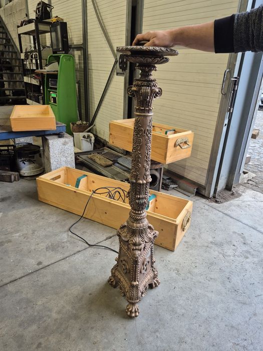 Candeeiro de pe em bronze