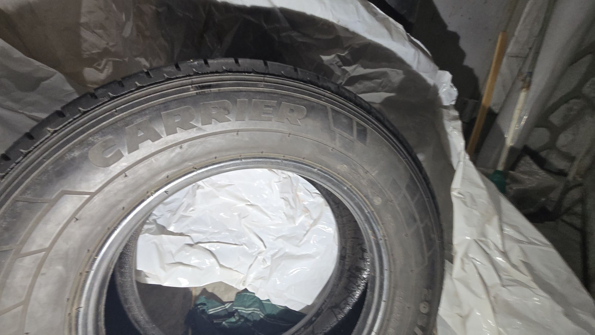 Шини Pirelli Carrier  205/70/15c   для мікроавтобуса практично нова !