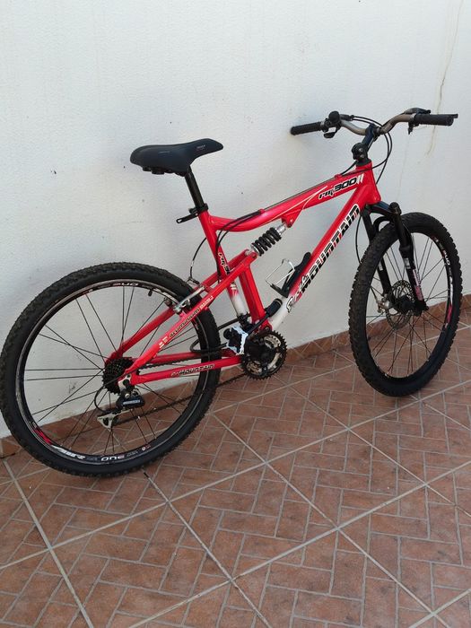 Bicicleta montanha como nova