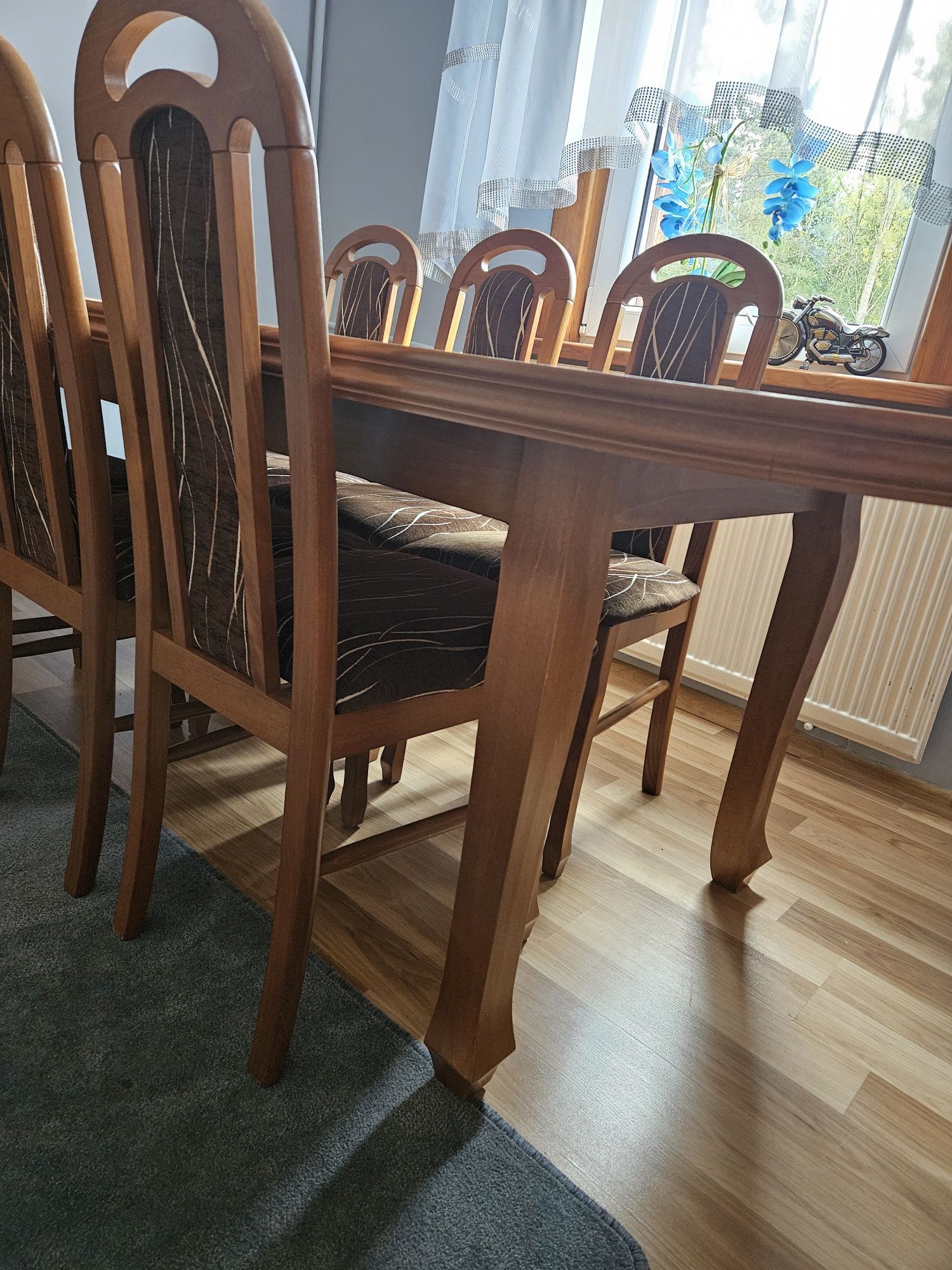 Duży stół z 6 krzesłami