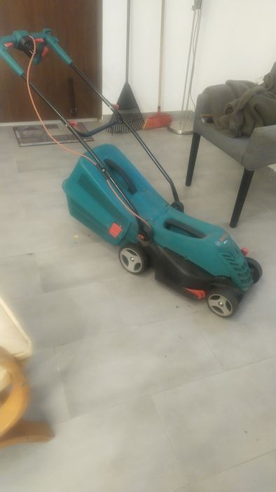 Sprzedam kosiarkę Bosch na części oryginalny  sam nóż kosztował 70 zł