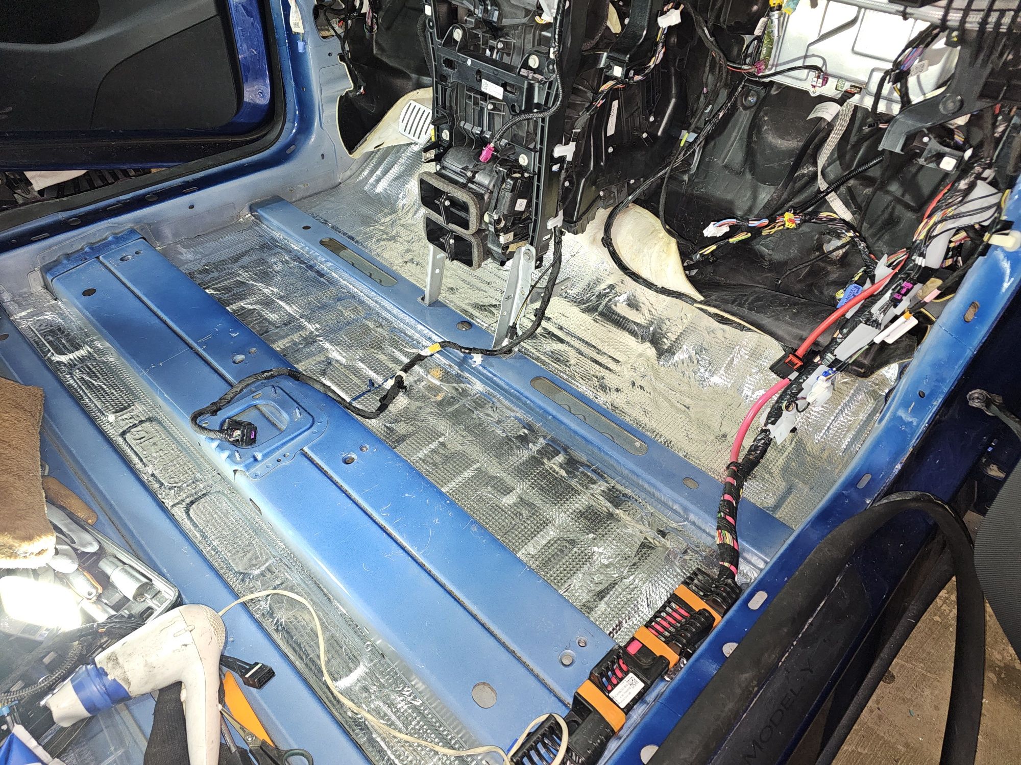 В родной краске Tesla Model Y Performance 2022 FSD, шумка, доводчики.