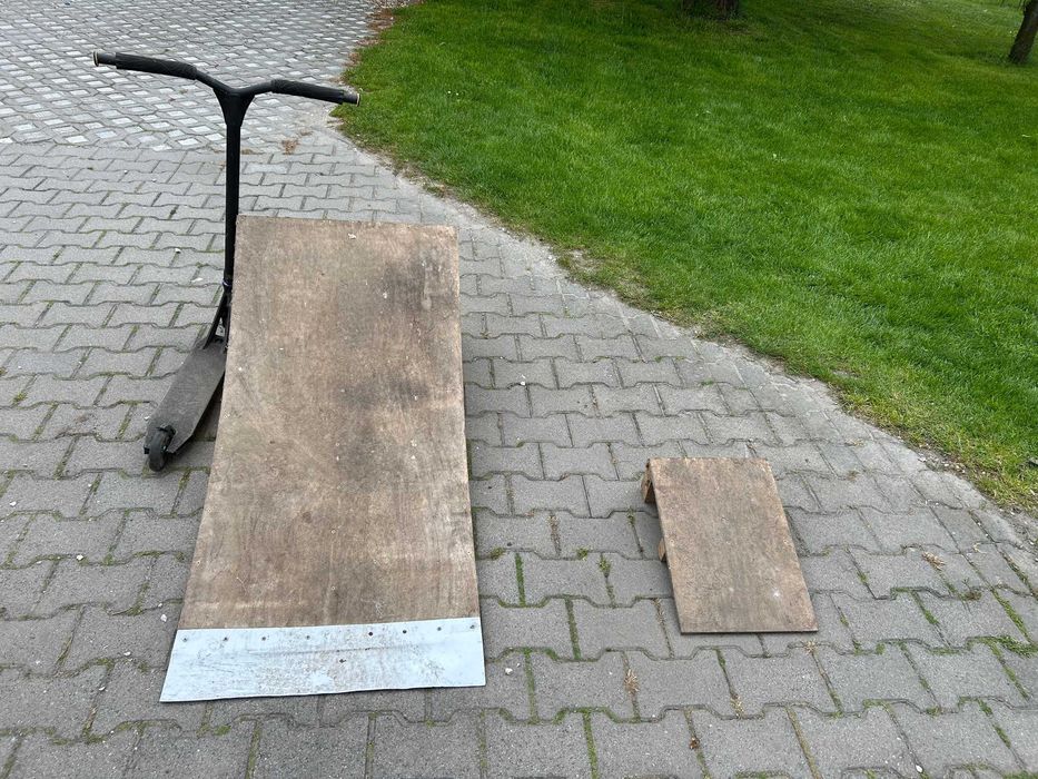 Rampa do skoków na hulajnodze lub rolkach