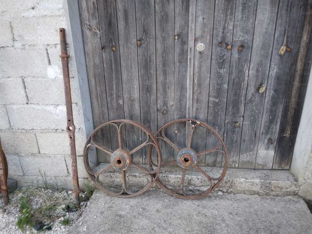 Rodas antigas em ferro