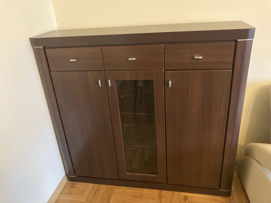 Komoda.             .