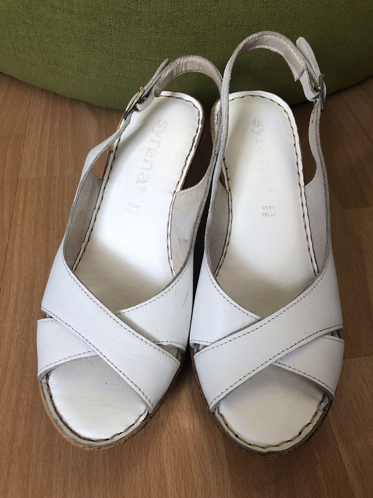 Skórzane buty na koturnie marki Syrena