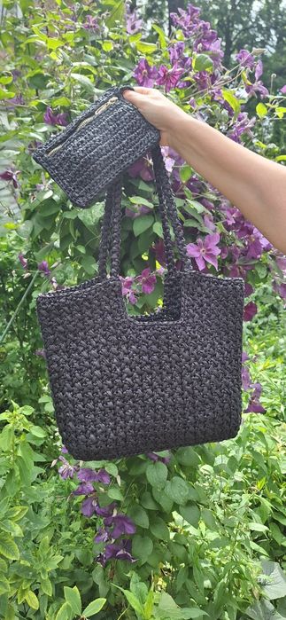 Чорна жіноча сумочка зв'язана з рафії