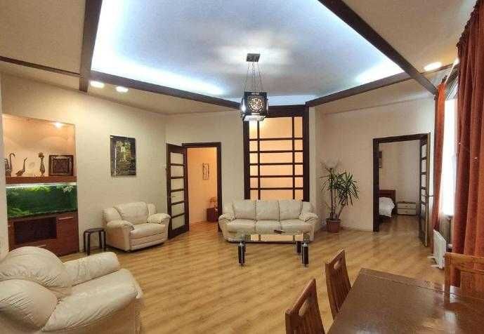 Подобово 3 к Майдан, вул. Софіївська 4.