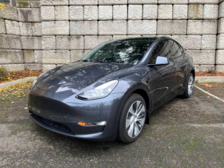 Tesla Model Y      2023