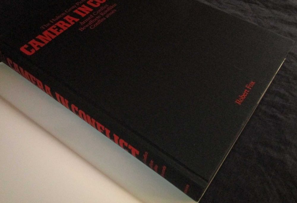 Livro Camera in Conflict Armed Conflict Robert Fox