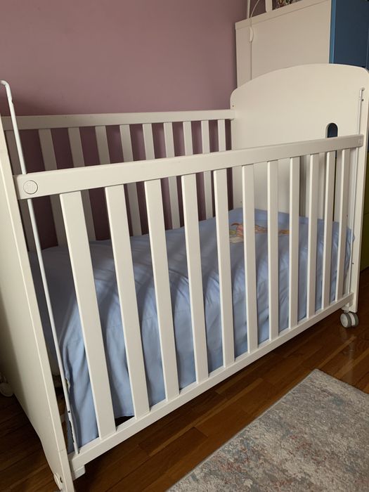 Berço branco para bébé.