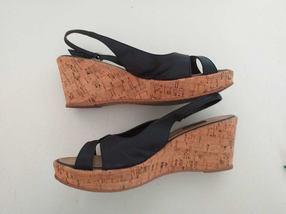 Sandália de Cunha em Couro Sintético Preta