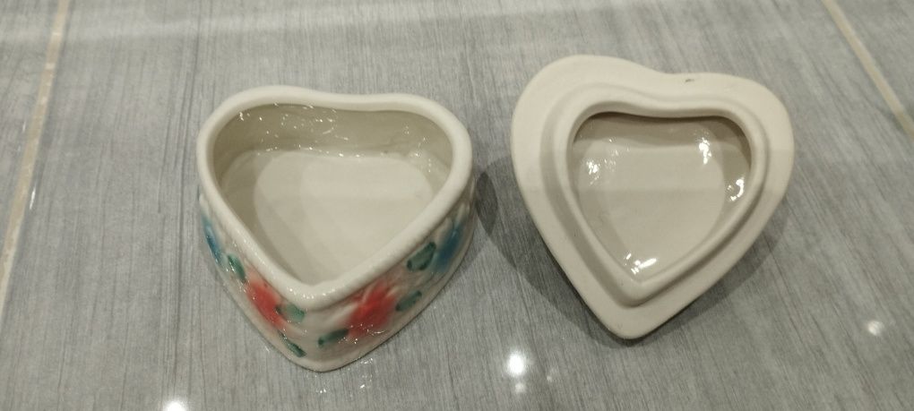 Puzderko Szkatułka ceramiczna w kształcie serca na wieczku gołąbki PRL