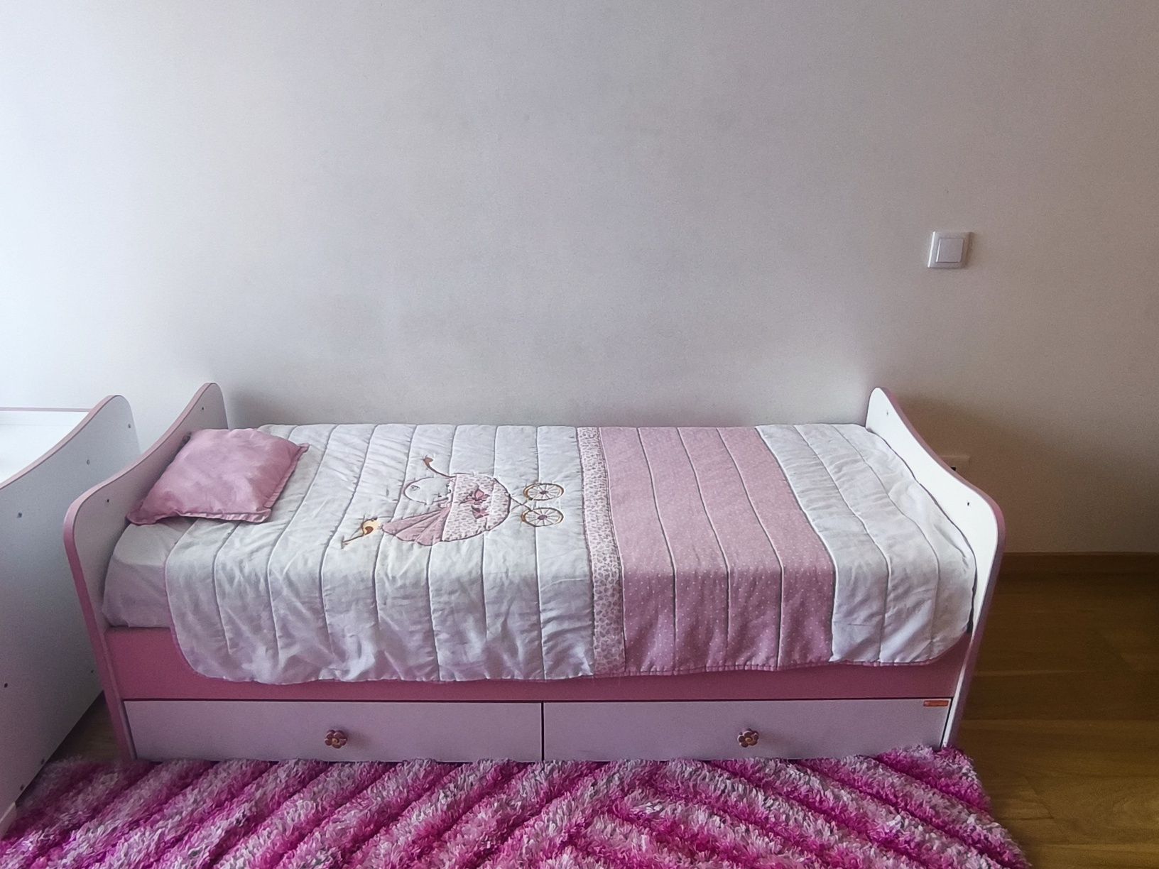 Quarto de menina rosa e branco
