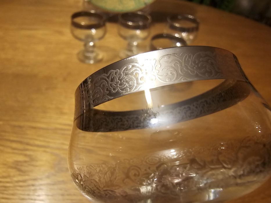 Kieliszki do likieru lub mocnych trunków.