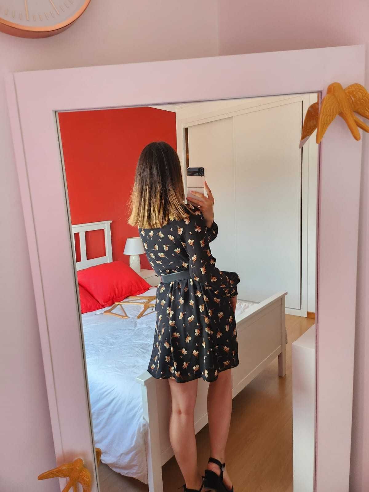 Vestido preto, com flores da Mango