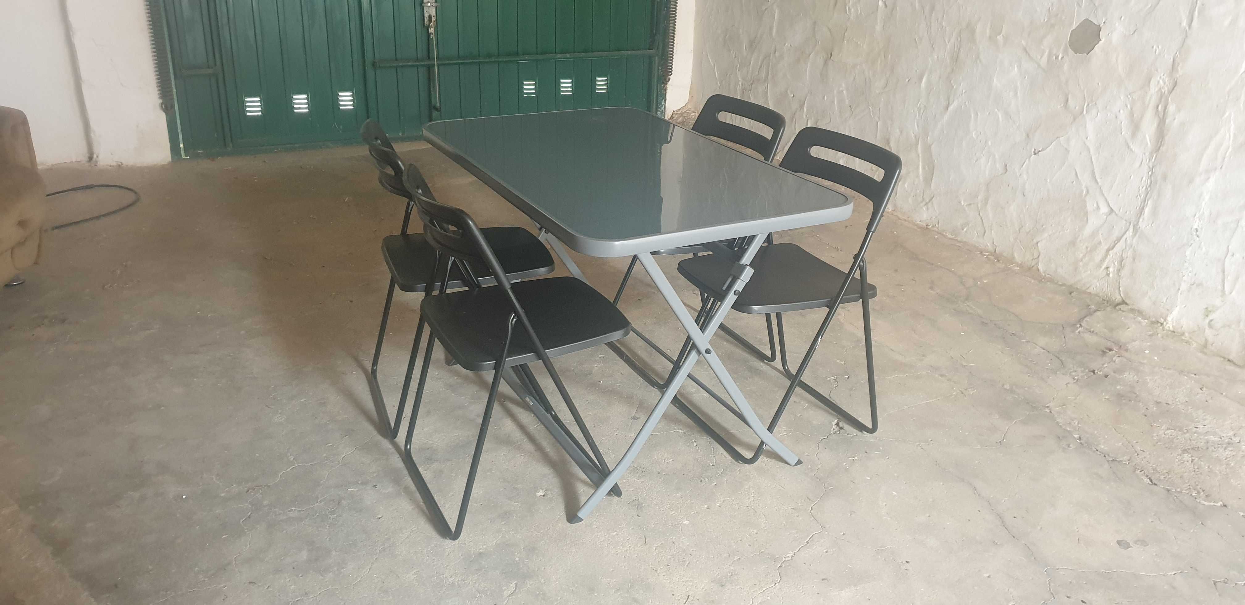 Mesa de metal NATERIAL com tampo de vidro + 4 cadeiras