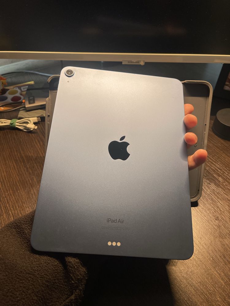 Продаю iPad Air 5 (M1) 64GB Wi-Fi + клавіатура Logitech Folio Touch