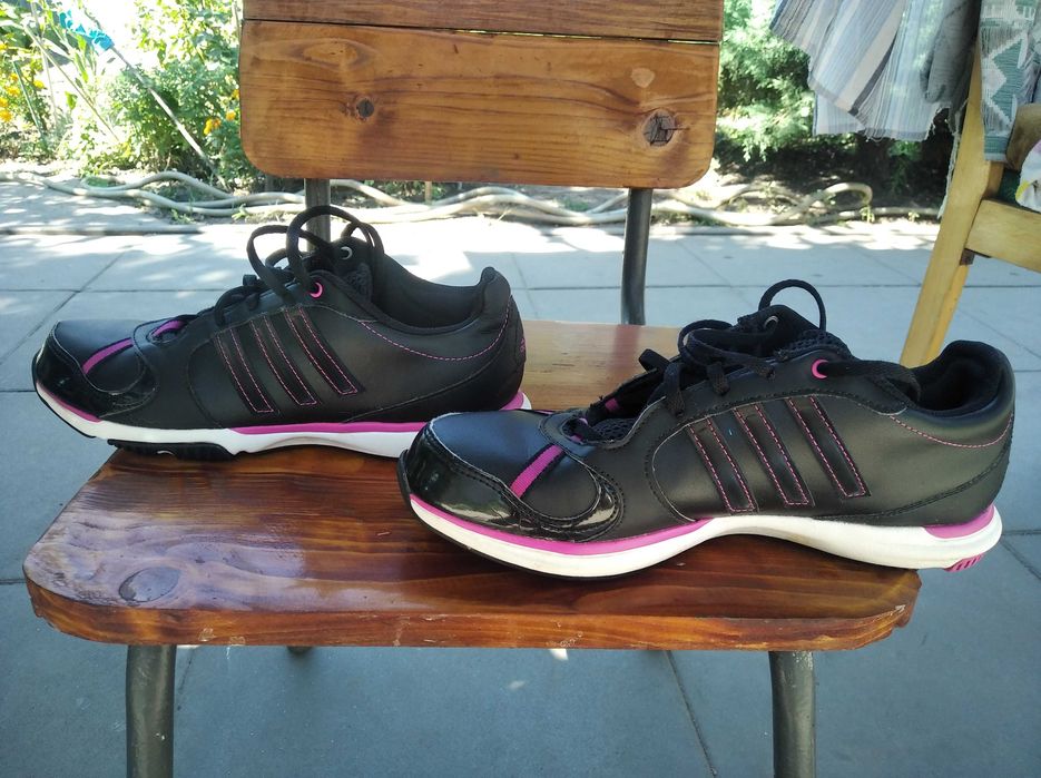 Продам кроссовки Adidas женские размер 39 длина по стельке 24 см