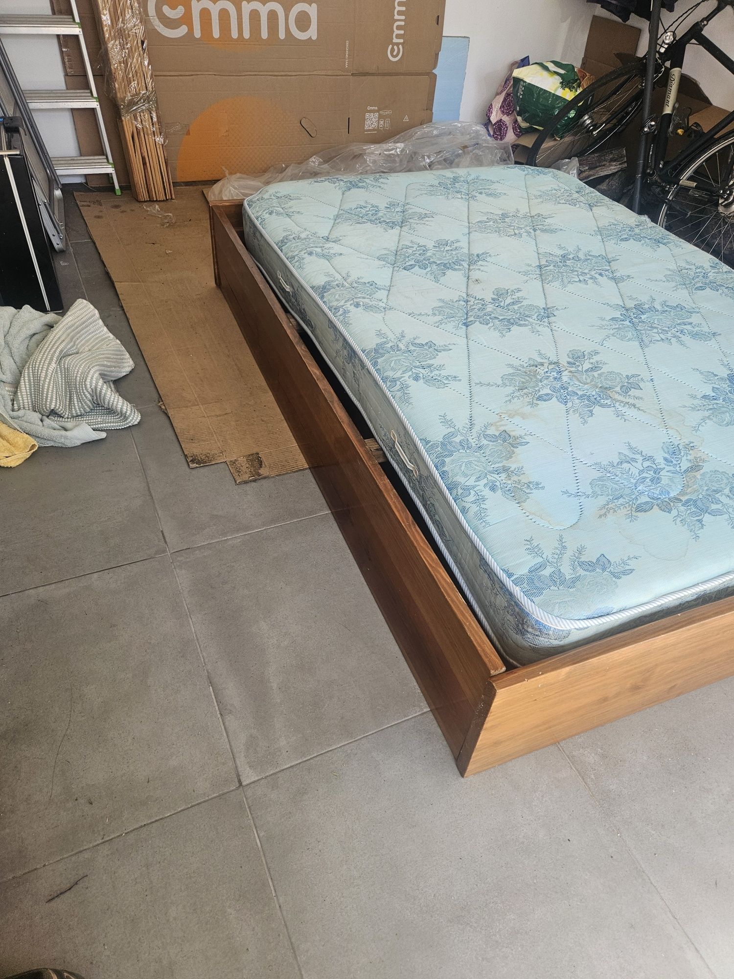 Cama corpo e meio de madeira com colchao