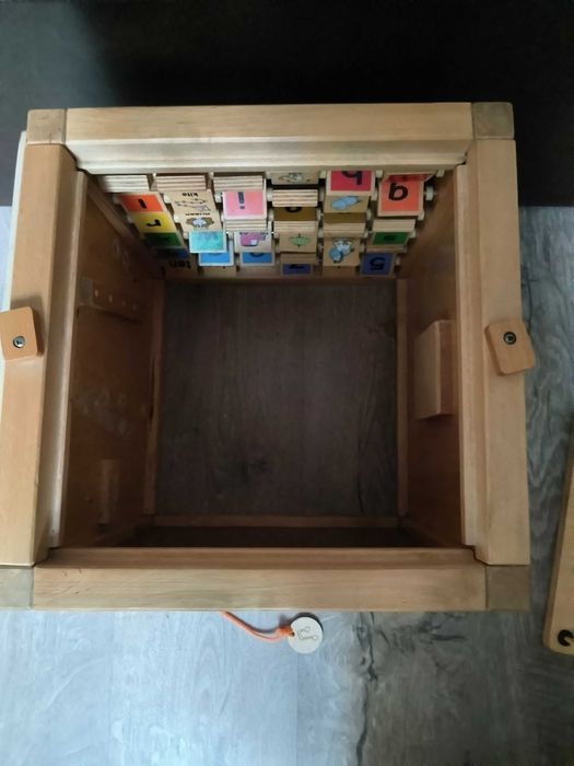 Бизикуб дерево с пальчиковым лабиринтом  29×29 см плюс 1 кг цукерок