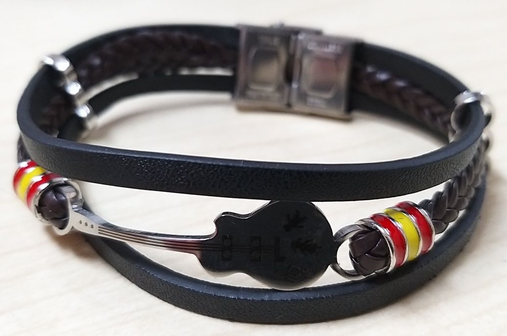 Pulseira em cabedal com guitarra.