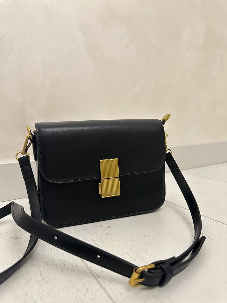 Чорна жіноча сумка з золотом квадратна
