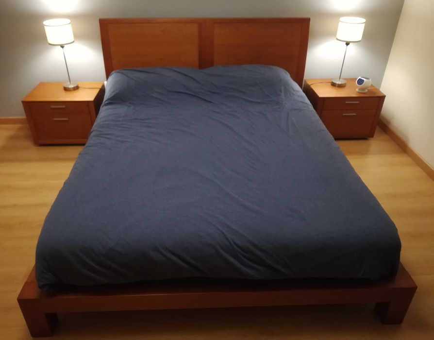 TREKU Cama + estrado + 2 mesas cabeceira