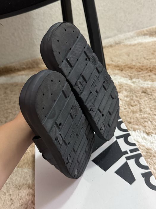 шльопанці сандалі босоніжки