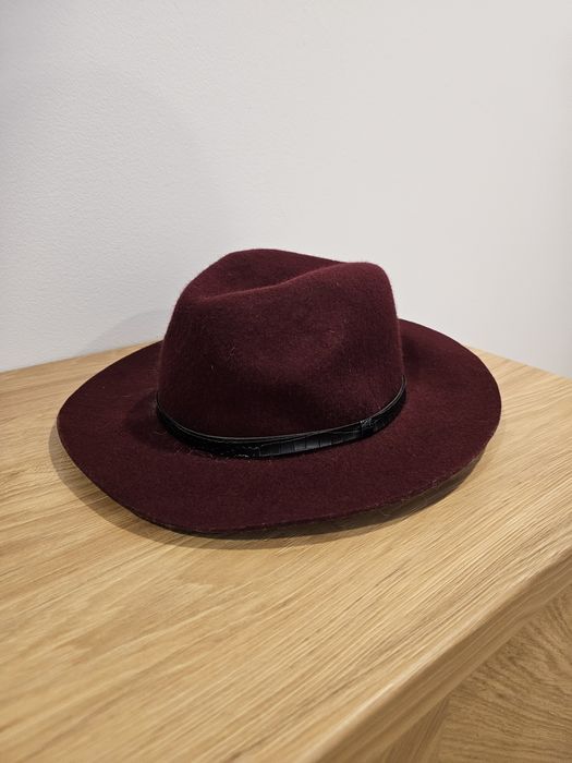 Wełniany bordowy kapelusz