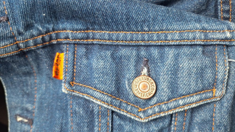Джинсовая жилетка Levi's. Orange tab