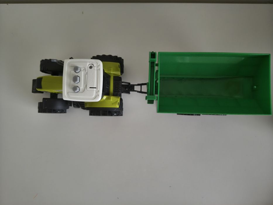 Трактор з причепом зі звуковими ефектами.