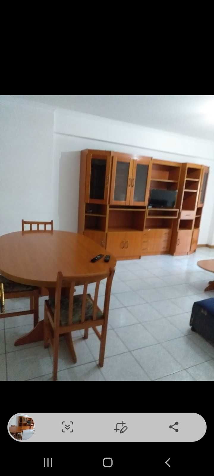 Aluga-se quarto a rapariga estudante