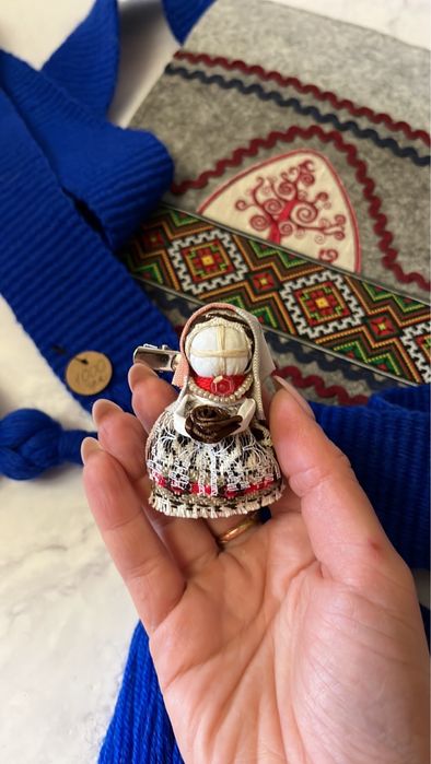 Лялька брошка мотанка мотанки прикраси