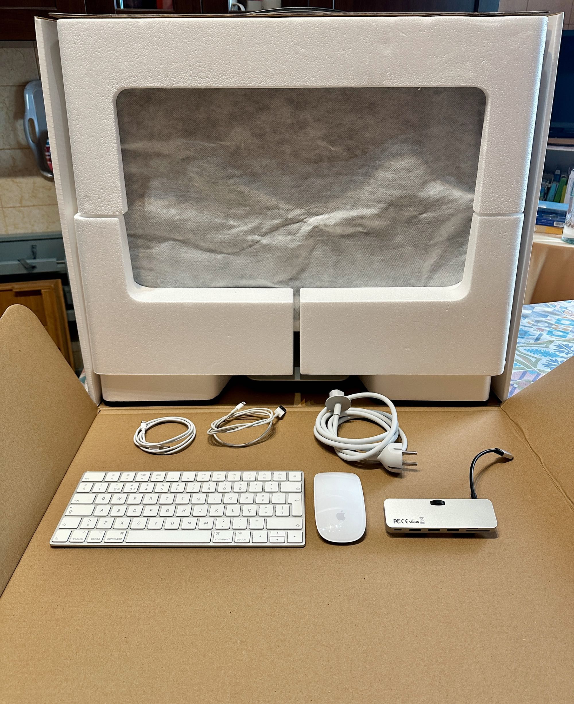 Apple iMac 4K 21,5 polegadas (com teclado apple, rato apple e hub)