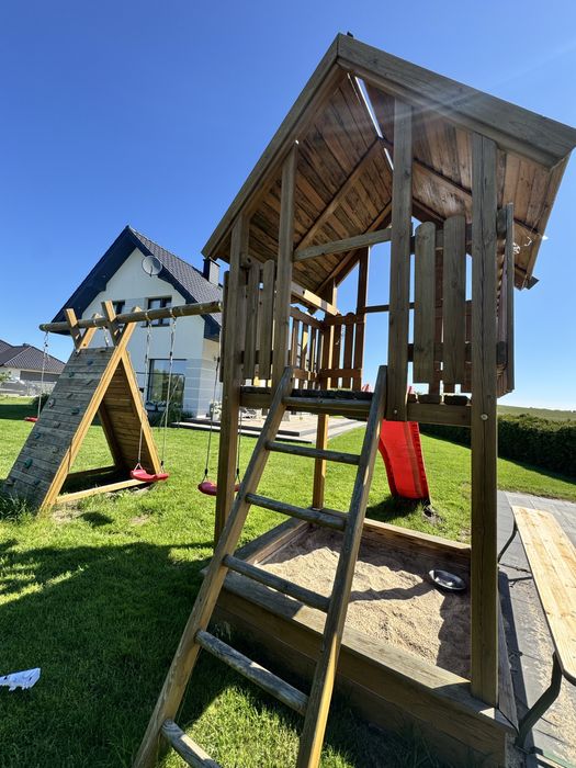 Plac zabaw , domek z piaskownicą i huśtawkami