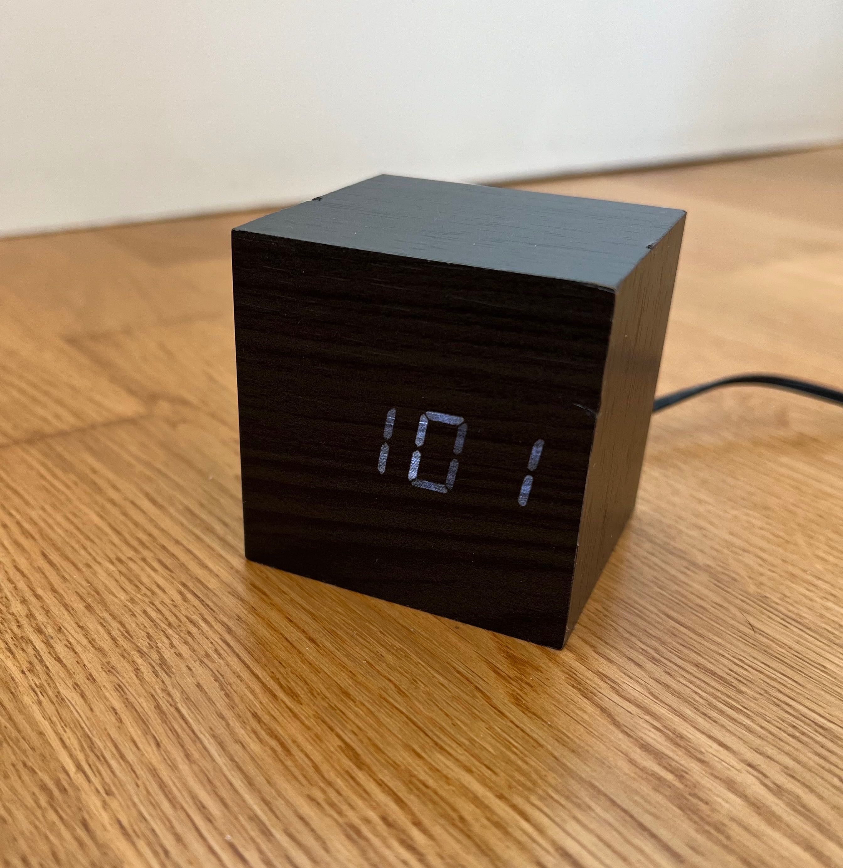 Relógio despertador de mesa cubo preto Gato Preto