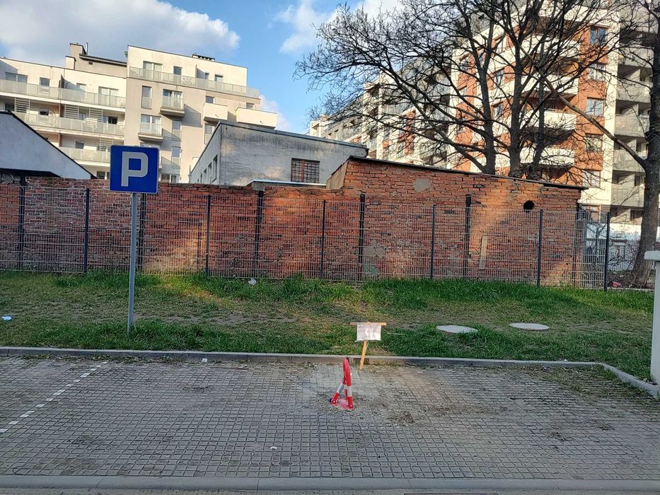 Madalińskiego / miejsce postojowe naziemne