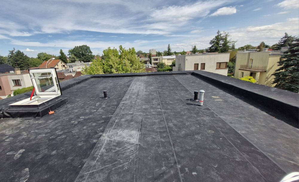 Montaż hydroizolacji membraną PVC, TPO, EPDM na dachu płaskim