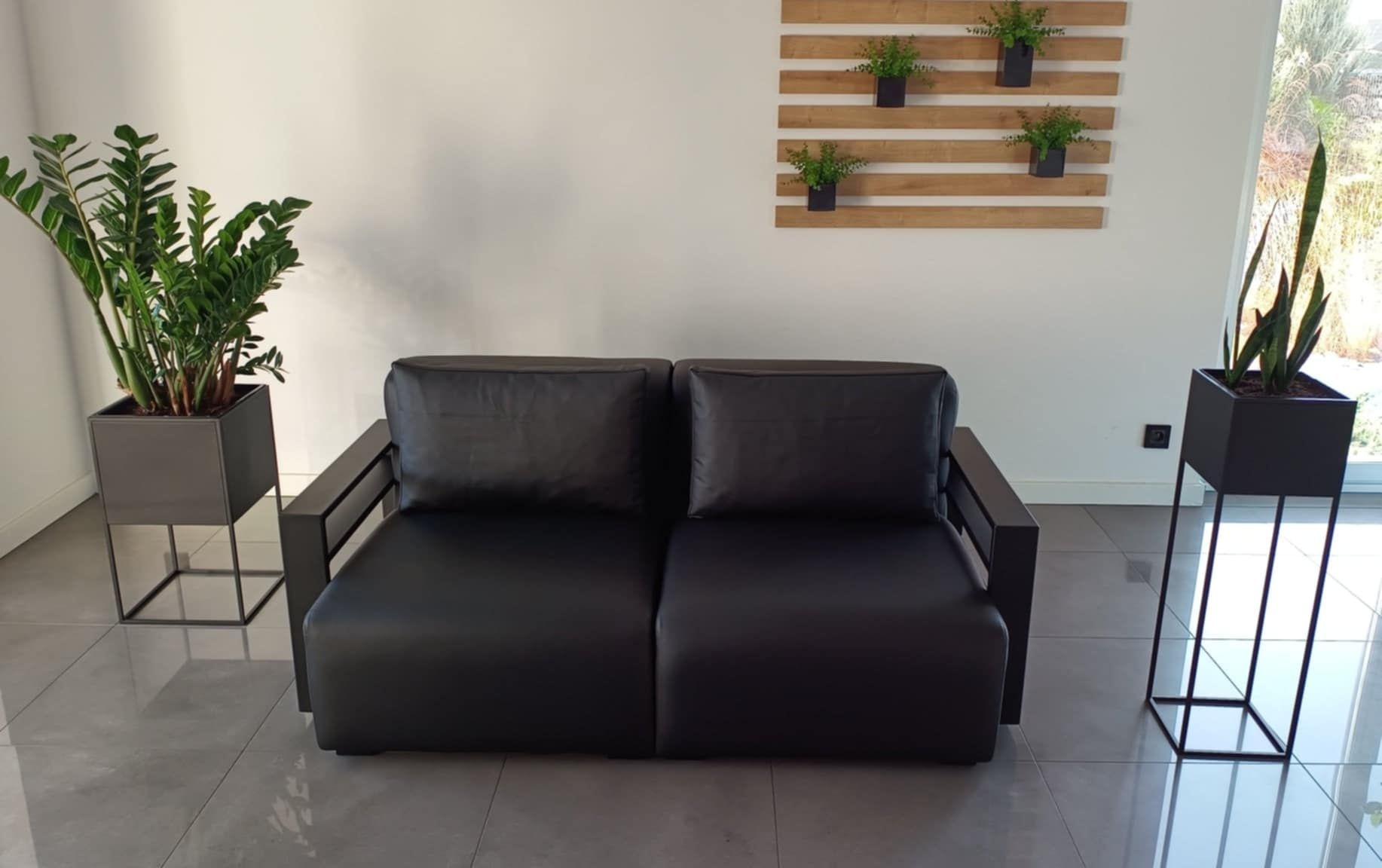 Sofa 2 modułowa czarna skóra naturalna metalowe podłokietniki loftowa