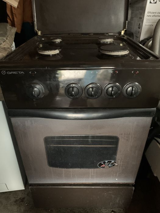 Плита газова з духовкою. Печь.