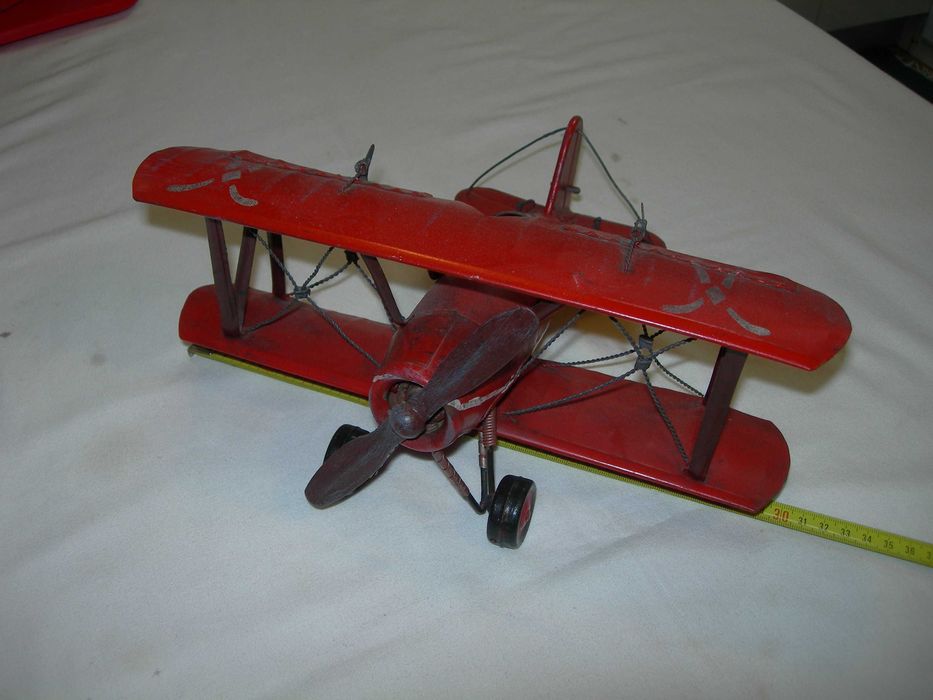 Avião de chapa. Asa dupla.