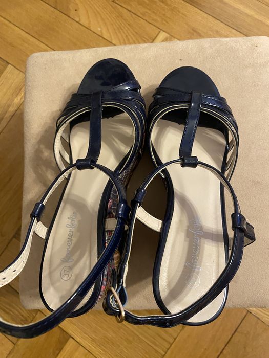 Sandały na koturnie